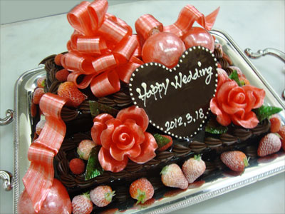 チョコレートのグラッサージュ２段ケーキ リボン 玉 バラの飴細工 誕生日や結婚祝い等のお祝い用デコレーションケーキのご紹介