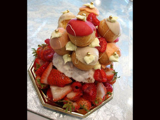イチゴとシュークリームのタワーケーキ 誕生日や結婚祝い等のお祝い用デコレーションケーキのご紹介