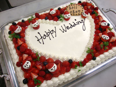 ハートのウェディングケーキイチゴとクリームの小人付き 誕生日や結婚祝い等のお祝い用デコレーションケーキのご紹介